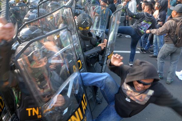 Latihan Kesiapsiagaan Hadapi Pilkada di Jateng, Personel TNI-Polri Sigap Halau Demonstran