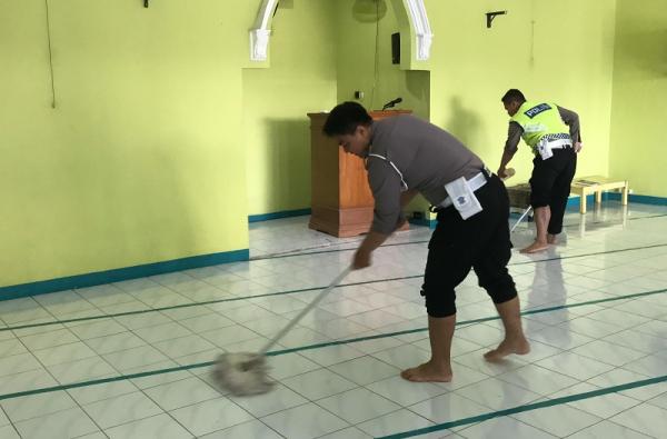 Datangi Masjid di Petra Griya Purwodadi, Ini Yang Dilakukan Anggota Sat Lantas Polres Grobogan