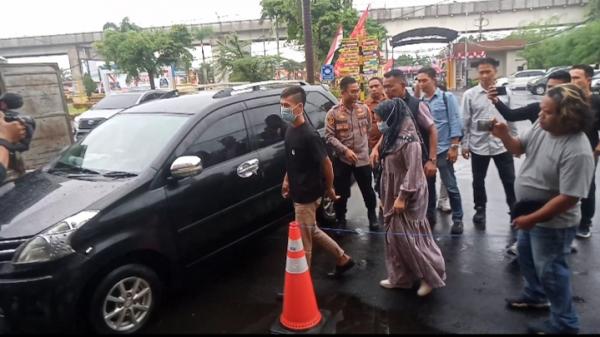 Istri Pelaku Utama Pembunuh Karyawan Koperasi Simpan Pinjam Digiring ke Polrestabes Palembang