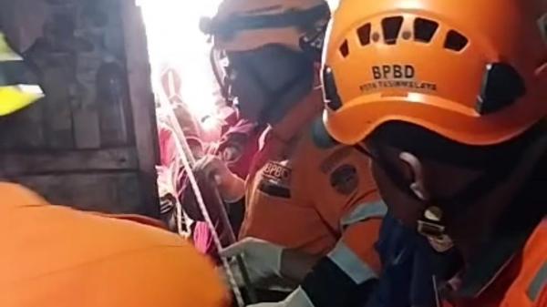 BPBD dan Aparat Gabungan Evakuasi Mayat Perempuan muda di Tasikmalaya yang Ditemukan Tewas di Sumur