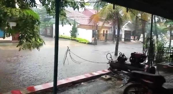 Hujan Deras Guyur Bekasi, Wilayah Bintara Banjir Setinggi 100 Cm