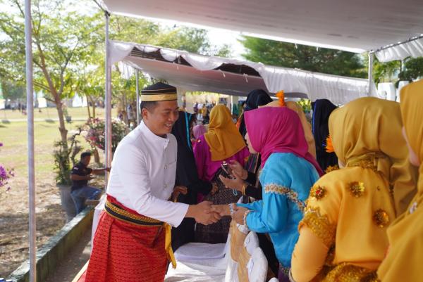 Hadir HUT Kabupaten Bima ke-384, Jubir Kementrian Luar Negeri Lalu Iqbal jadi Pusat Perhatian Warga