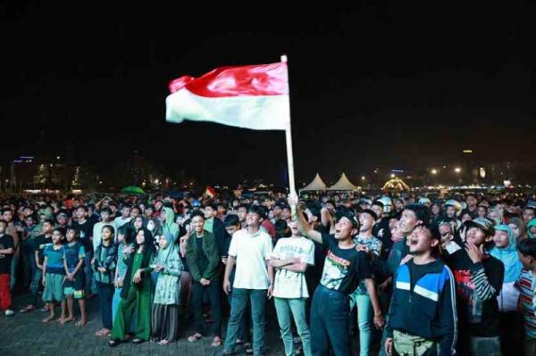 Euforia Suporter di Makassar Nobar di Tugu MNEK Meski Diguyur Hujan