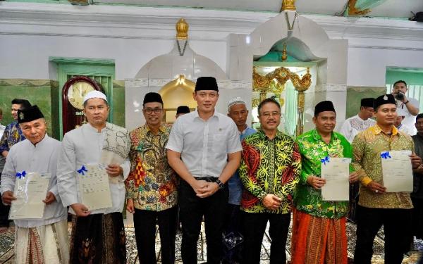 Masjid Sunan Giri di Gresik Akhirnya Punya Sertipikat yang Diserahkan Langsung Menteri AHY