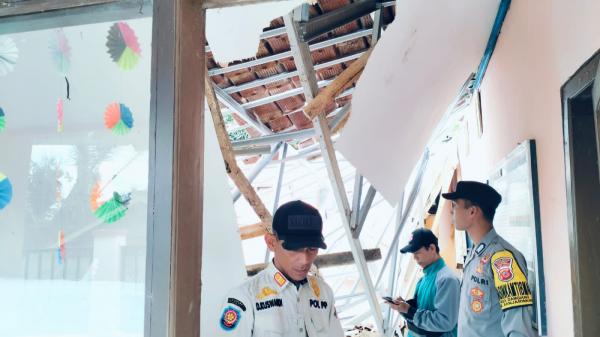 Diguyur Hujan Bangunan Sekolah SDN 2 Tanjungjaya Ambruk