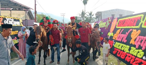 Diarak Naik Kuda Sebelum Pesenatken atau Dikhitan Tradisi Adat Alas Aceh Tenggara