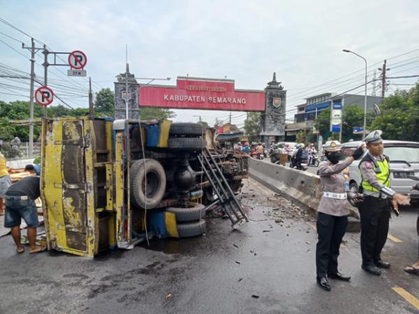 Truk Pengangkut Kayu Kecelakaan Tunggal di Perbatasan Kabupaten dan Kota Semarang
