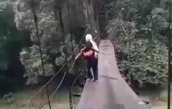 Viral Bertaruh Nyawa, Nenek di Lebak Lintasi Jembatan Miring Ketinggian Lebih dari 20 Meter