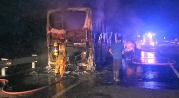 Bus Gunung Harta Terbakar di KM 685 Tol Jombang, Begini Nasib 32 Penumpang