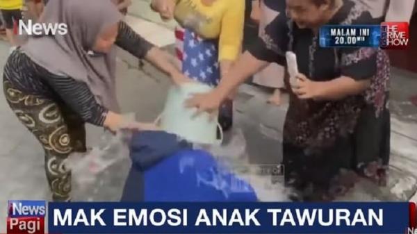 Aksi Emak-Emak Ini Panen Pujian, Mandikan Anaknya yang Terlibat Gengster dengan Air Comberan 