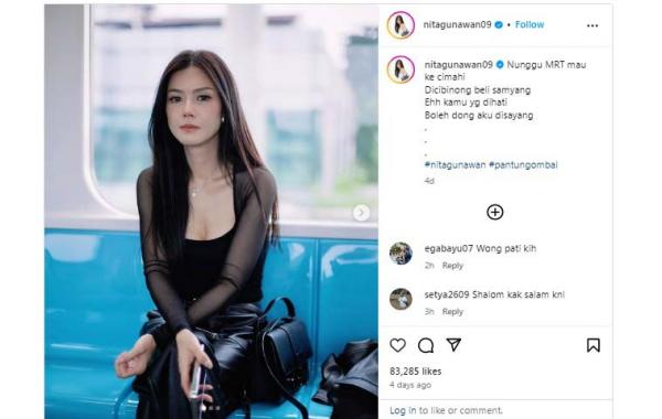 Potret Nita Gunawan Pose di dalam MRT, Tampil Kece Pakai Outfit All Black