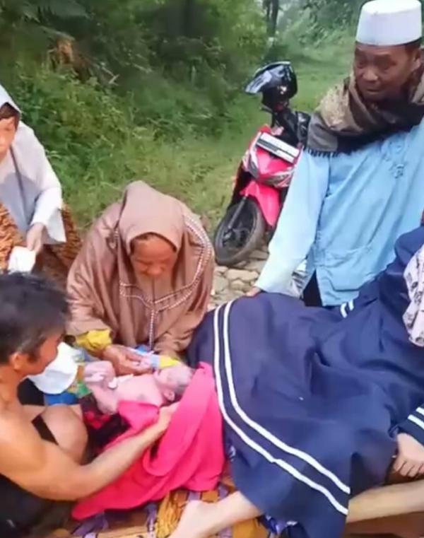 Akses ke Puskesmas Jauh, Warga KBB Lahirkan Bayi di Tengah Jalan Saat Ditandu