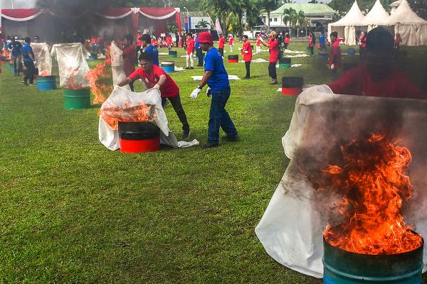 Potret Peragaan Pemadaman Api Peringatan Hari Pemadam Kebakaran Internasional Pecahkan Rekor MURI