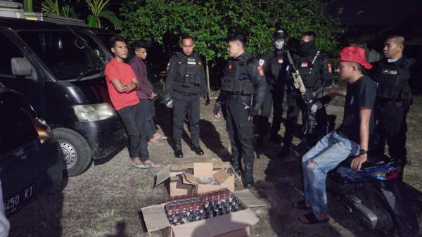 Berantas Pekat, Rumah Kontrakan di Tasikmalaya jadi Gudang Miras Digerebek Polisi