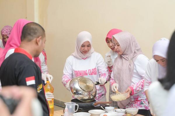 Ketua DWP Makassar, Fadliah Firman, Tunjukkan Kekompakan di Cooking Class APEKSI 2024