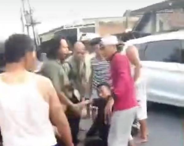 Viral, Dua Pemuda Mabuk Nekat Hadang Bus di Jalan Jombang Babak Belur Dimassa Warga