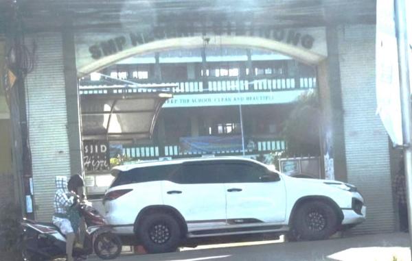 Mobil Sport Mewah Parkir di Depan Gerbang SMPN 1 Cibinong Diduga Gegara Anak Tidak Lolos PPDB