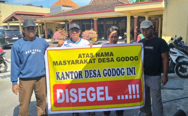 Desak Kades Dipecat, Warga Godog Polokarto Ancam Segel Kantor Desa