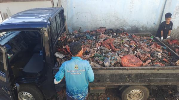 Peduli Lingkungan, Pegawai DKP Banten Wilayah Selatan 'Sapu Bersih' Sampah di Binuangeun