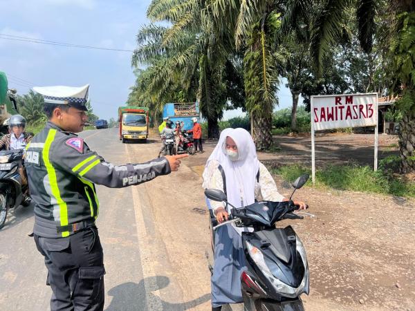 Polantas Polres Way Kanan Tegur Pelajar Tak Kenakan Helm Saat Berkendara di Jalan Lintas Sumatera