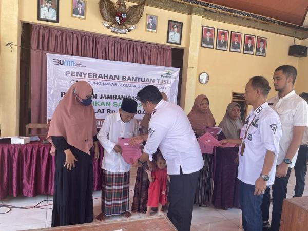 Perhutani KPH Purwodadi Serahkan Bantuan TJSL Untuk Jambanisasi di Penawangan Grobogan