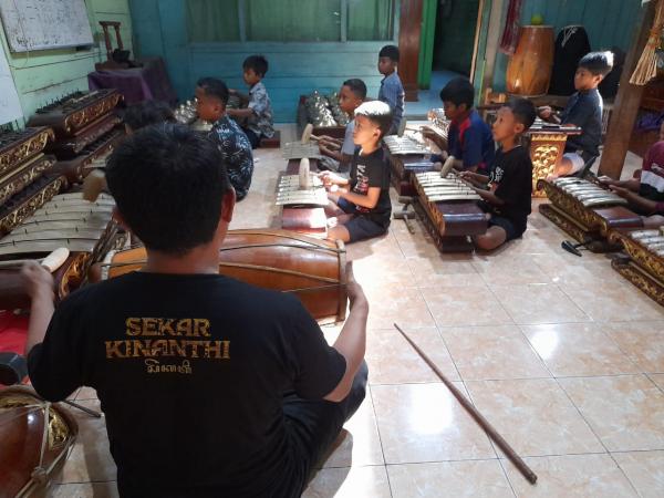 Lupakan Gadget, Mengisi Waktu Libur Panjang Sekolah, Anak-anak di Tuban Belajar Seni Karawitan