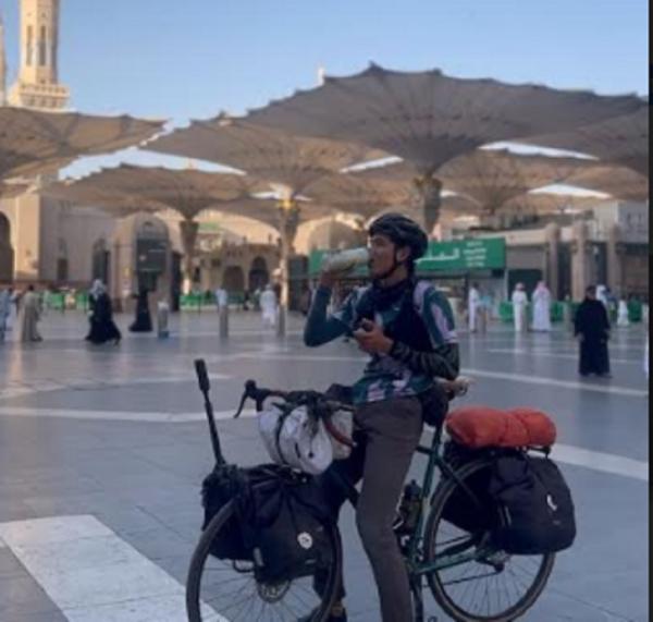 Pemuda Ini Naik Sepeda 185 Hari dari Magelang ke Mekkah untuk Umrah, Ini Kisahnya!
