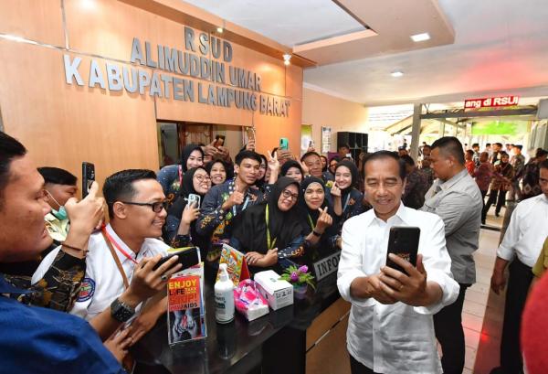 Presiden Jokowi Tinjau Pelayanan Kesehatan di RSUD Alimuddin Umar Lampung Barat