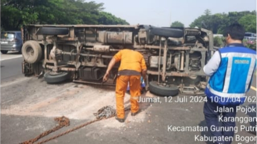 Kecelakaan Hari Ini di Tol Jagorawi, Truk Boks Terguling Akibat Pecah Ban