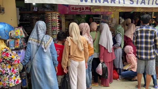 Tahun Ajaran Baru, Pasar Tradisional Tuban Diserbu Warga Berburu Perlengkapan Sekolah