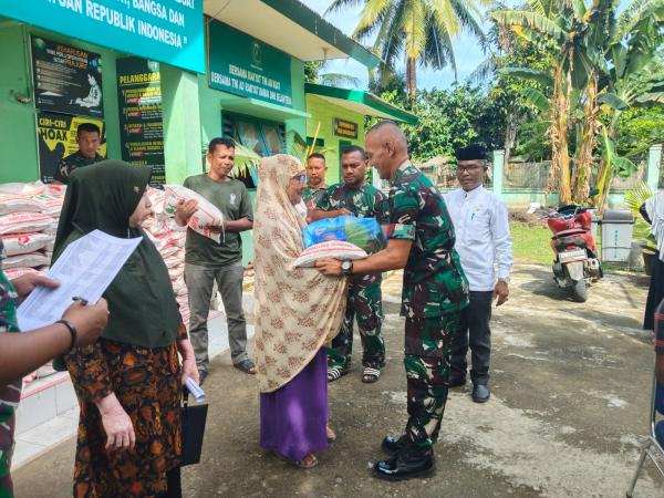 TNI Bagikan Ratusan Paket Sembako Warga Kurang Mampu di Sawang