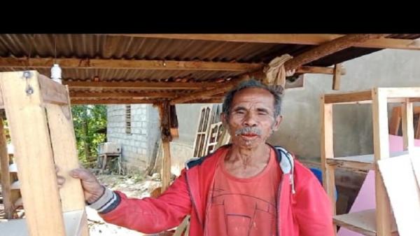 Pengrajin Lemari di Desa Oetulu Terus Berkarya Meski Permintaan Menurun