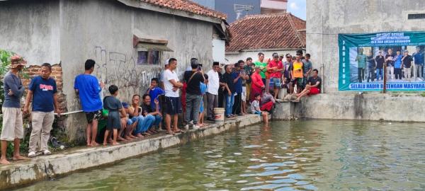 Warga Purbaratu Tasikmalaya Ngobeng Lauk Bareng Ivan Dicksan Ramaikan Imtihan Madrasah