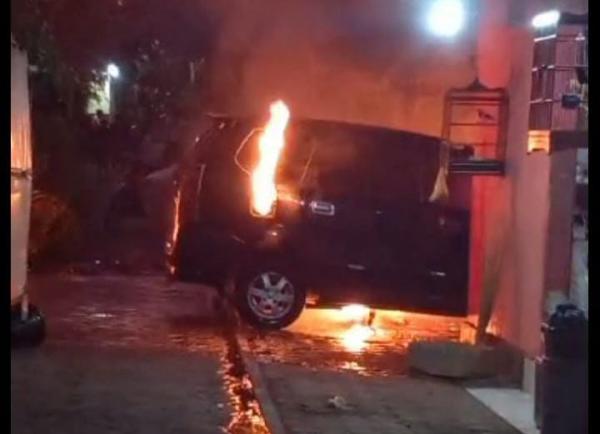 Bakar Sampah Terlalu Dekat, Sebuah Mobil Xenia di Probolinggo Turut Terbakar