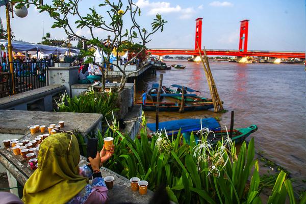 Potret Minum Kopi Pinggir Sungai Pecahkan Rekor MURI