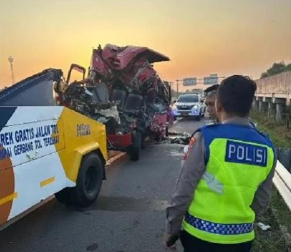 Diduga Sopir Mengantuk, Elf Tabrak Truk Tewaskan 6 Orang di Tol Solo-Semarang