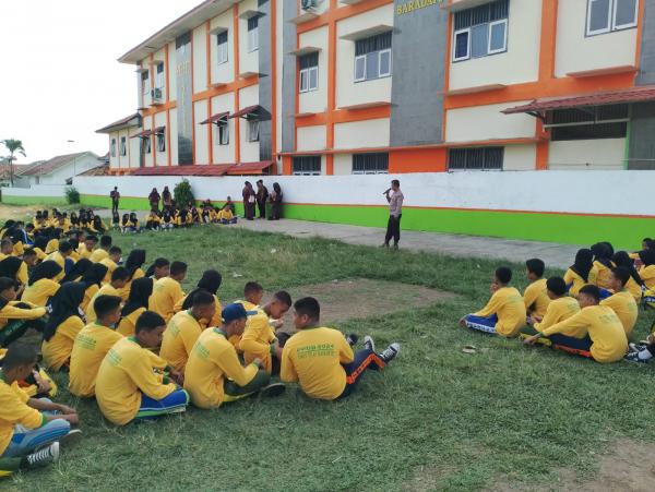 Polisi ajak Pelajar SMK YP 17 Baradatu Bijak dalam Menggunakan Media Sosial 