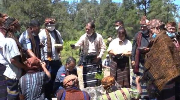 Ritual Pemberian Makan Arwah Nenek Moyang di Gunung Kelimutu Ende NTT