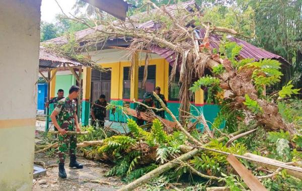  Puluhan Rumah di Kampar Ambruk Diterjang Puting Beliung