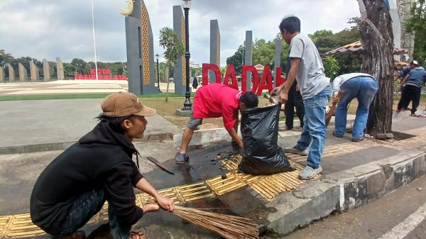 Para Pedagang Kerja Bakti Bersihkan Areal Alun-Alun Dadaha Tasikmalaya: Biar Nyaman