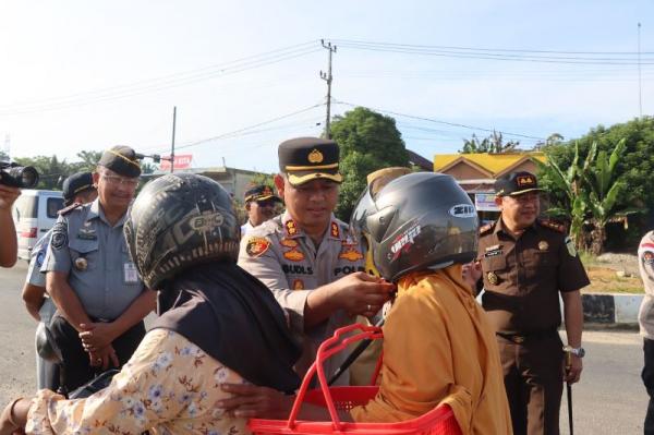 Operasi Patuh Lancang Kuning 2024 ,Kapolres dan Bupati Rokan Hulu Bagikan Helm Gratis