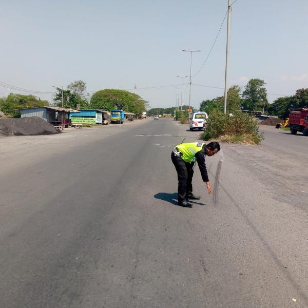 Dua Siswi SMPN Jabon Terluka Parah Tertabrak Truk Saat Pulang Sekolah