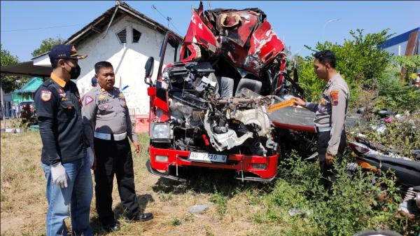 Petugas Cek Kondisi Kendaraan yang Terlibat Kecelakaan Maut di Tol Solo-Semarang KM 497