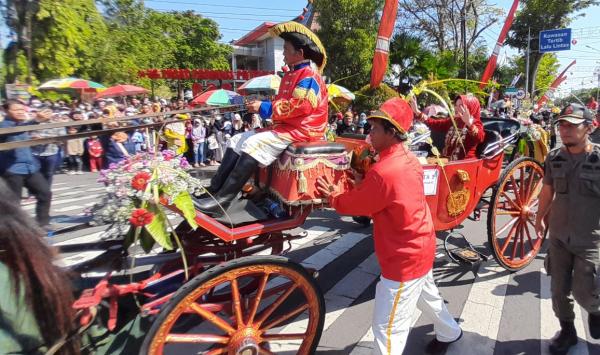 Berkebaya Merah Naik Kereta Kencana, Bupati Pimpin Kirab Petikan Hari Jadi Sukoharjo ke-78