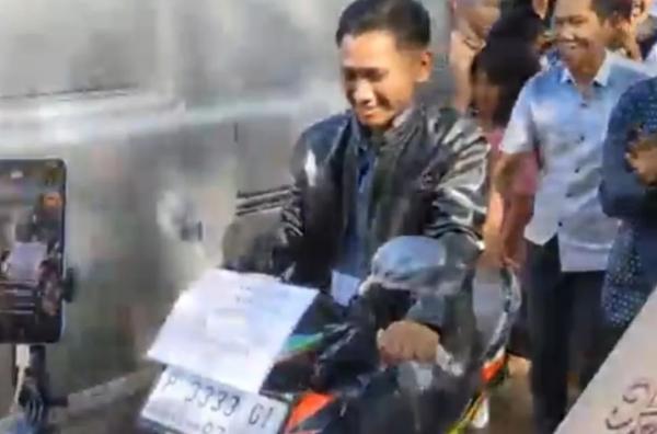 Banjir Hadiah, Pegi Setiawan Dapat Hadiah Motor