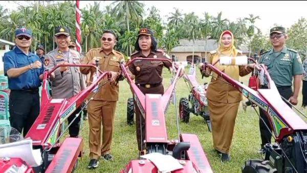 Pemkab Bangka Selatan Serahkan Bantuan Alsintan Bernilai Miliaran Rupiah kepada Petani Sawah