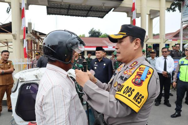 Operasi Patuh Toba 2024, Kapolres Padangsidimpuan Bagi-Bagi Helm Gratis kepada Pengendara