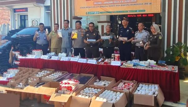 Kejari Probolinggo Musnahkan Ratusan Ribu Batang Rokok Ilegal Hingga Narkoba