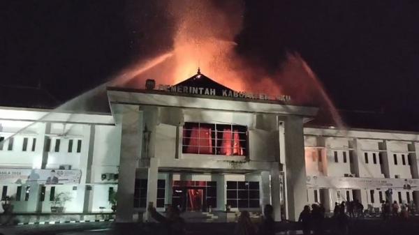 Kantor Pemkab OKU Sumsel Terbakar Hebat, Ruang Kerja Bupati Ludes Dilahap Api