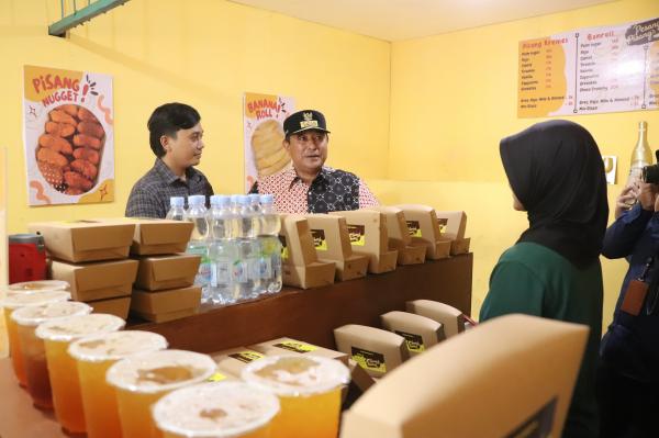 Pj Gubernur Bahtiar Takjub saat Sambangi Usaha Pesang Pisang di Mamuju